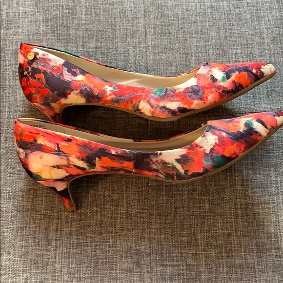 Floral Print Kitten Heels! - Picture 4 of 5